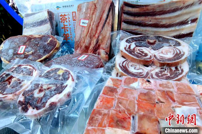 圖為前來參展的柴達(dá)木肉類。　李雋 攝