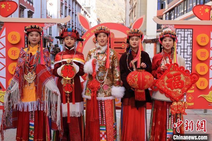 丹巴美女送祝福，迎新年?！±钣腊?攝