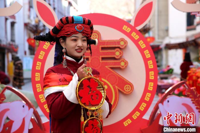 身著嘉絨藏族服飾的丹巴女孩送祝福?！〖o 攝