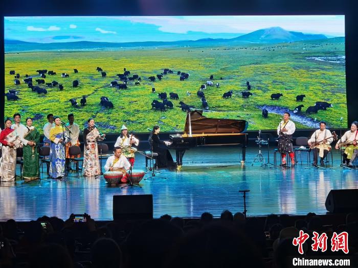 圖為演出現(xiàn)場(chǎng)?！∨擞隄?攝
