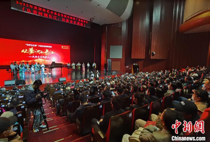 圖為演出現(xiàn)場(chǎng)?！∨擞隄?攝