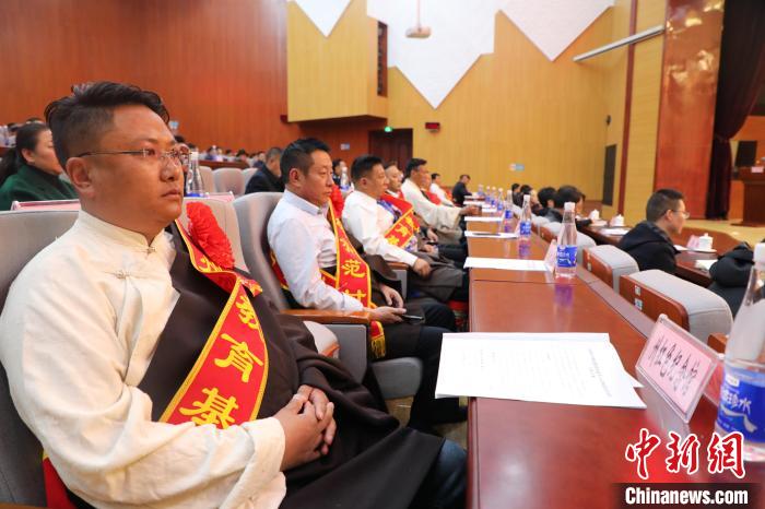 圖為玉樹州民族團(tuán)結(jié)進(jìn)步創(chuàng)建工作推進(jìn)會現(xiàn)場?！『F龍 攝