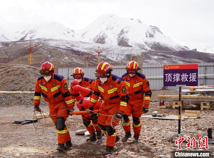 圖為地震實戰(zhàn)拉動現(xiàn)場，參演人員正在轉(zhuǎn)移受傷人員。　玉樹消防供圖