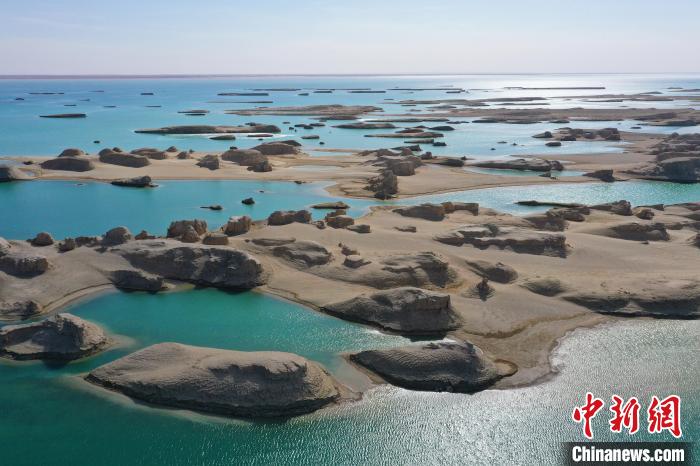 航拍青海大柴旦烏素特水上雅丹奇特景觀。　馬銘言 攝