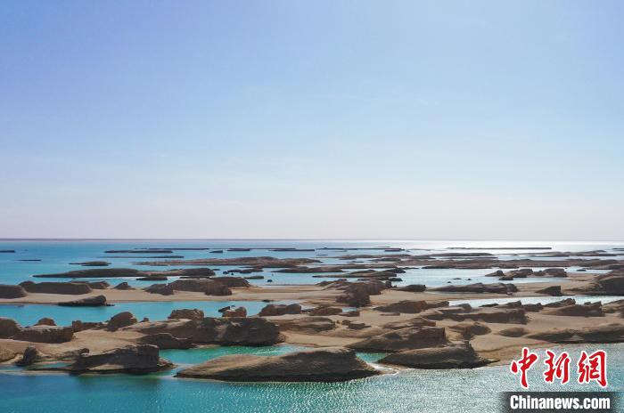 航拍青海大柴旦烏素特水上雅丹奇特景觀?！●R銘言 攝