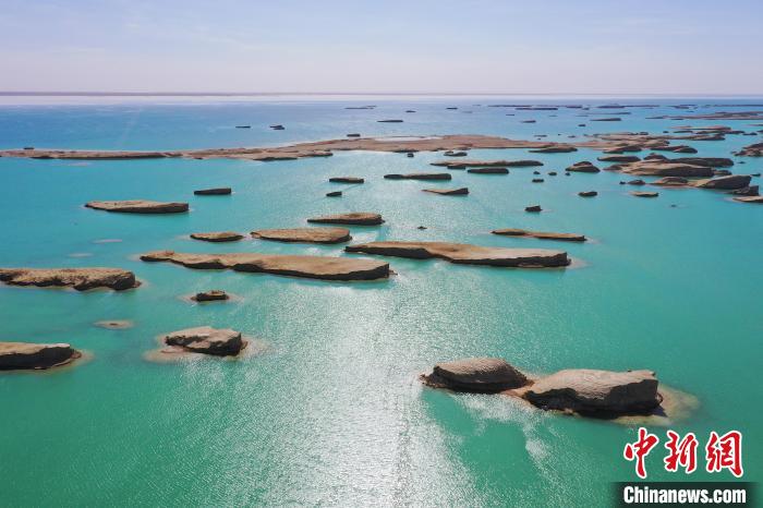 航拍青海大柴旦烏素特水上雅丹奇特景觀?！●R銘言 攝