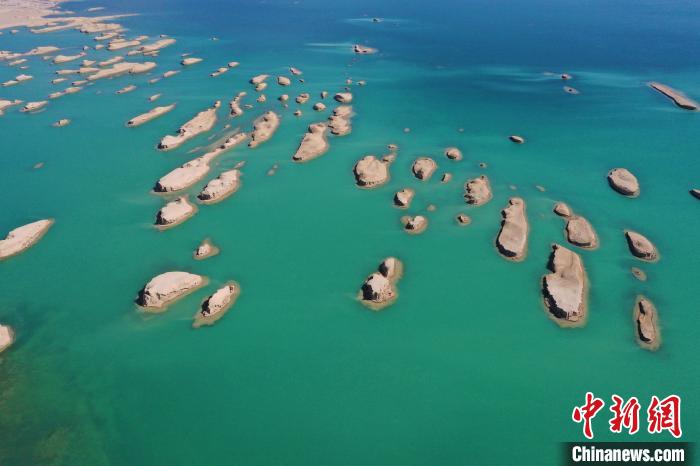航拍青海大柴旦烏素特水上雅丹奇特景觀?！●R銘言 攝