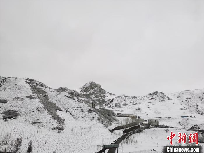 圖為青海省東南部的青沙山區(qū)域銀裝素裹?！?zhí)砀?攝
