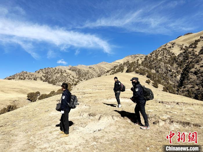 圖為生態(tài)管護(hù)人員開展巡護(hù)?！《“瓦_(dá)杰 攝
