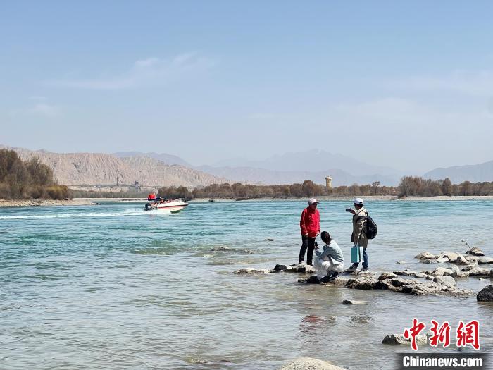 圖為游客在黃河岸畔游玩，并與黃河合影留念?！∑钤鲚?攝