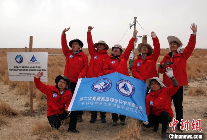 經(jīng)過不懈努力，格爾木濕地站終于建成，第二次青藏科考中科院空天院分隊向航拍無人機揮手合影。　<a target='_blank' href='/'><p  align=
