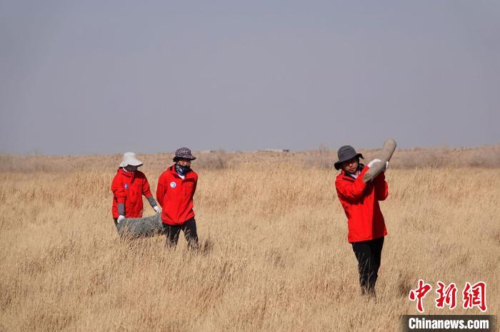 格爾木濕地站建設(shè)過程中，第二次青藏科考中科院空天院分隊隊員化身搬運工，在高原上開展體力勞動?！?lt;a target='_blank' href='/'><p  align=
