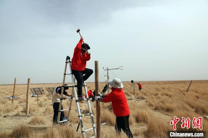 格爾木濕地站建設(shè)過程中，第二次青藏科考中科院空天院分隊隊員揮錘安裝防護欄?！?lt;a target='_blank' href='/'><p  align=