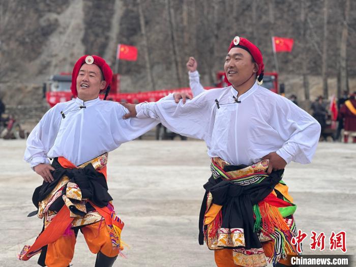 圖為當(dāng)?shù)厝罕娬寡莘沁z類歌舞文化。　李江寧 攝