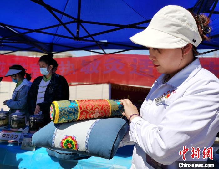 圖為青海省互助縣的中藥枕頭?！?zhí)砀?攝