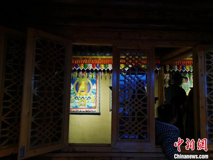 圖為作為展廳的古堡內(nèi)一座土木二層結(jié)構(gòu)“廊房式”建筑?！?zhí)砀?攝