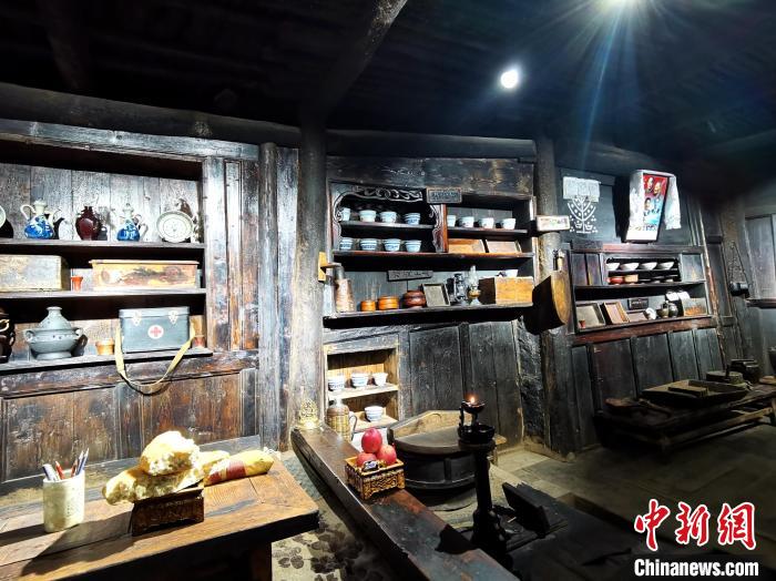 圖為古堡內(nèi)生活場景展示?！?zhí)砀?攝