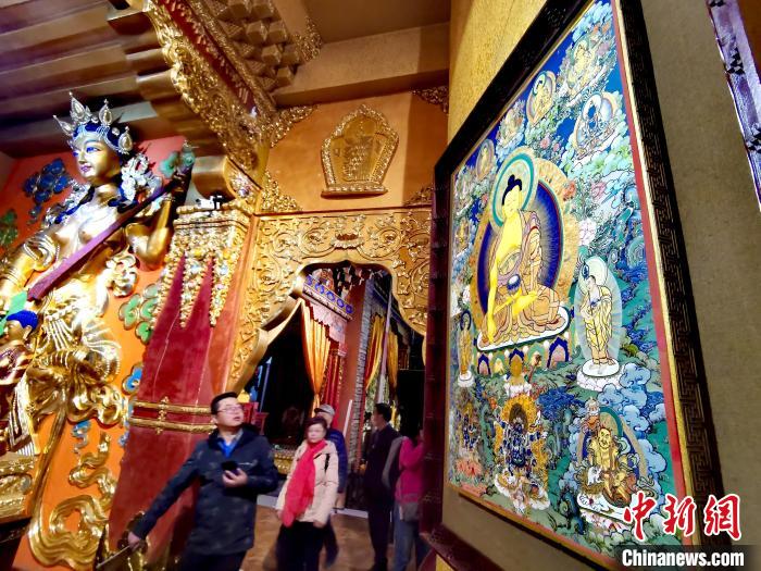 圖為仁俊畫院內(nèi)的唐卡?！?zhí)砀?攝