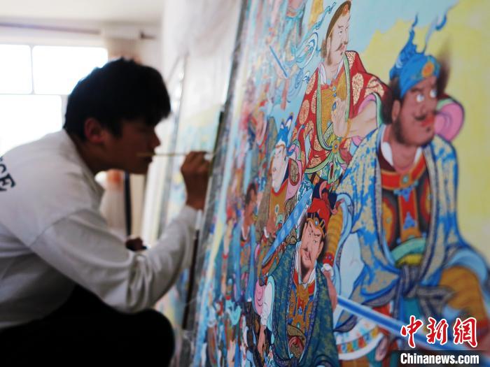 圖為熱貢龍樹(shù)畫(huà)苑內(nèi)的學(xué)徒繪畫(huà)唐卡。　張?zhí)砀?攝