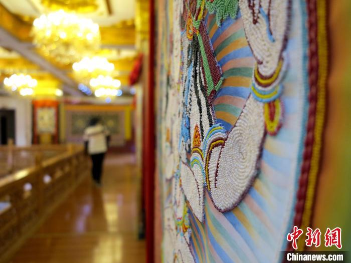圖為黃南州同仁市熱貢龍樹畫苑內(nèi)的珍珠唐卡。　張?zhí)砀?攝