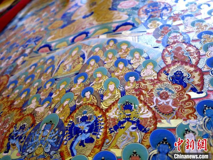 圖為熱貢龍樹畫苑內(nèi)展覽的唐卡局部。　張?zhí)砀?攝