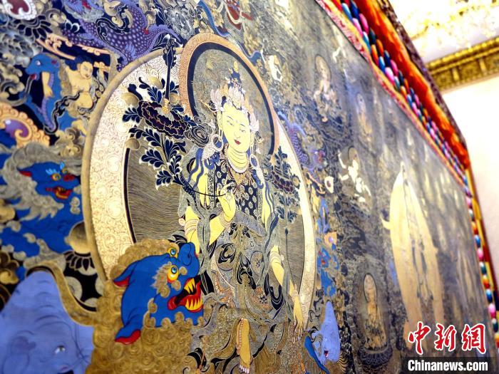圖為熱貢龍樹畫苑內(nèi)的唐卡?！?zhí)砀?攝