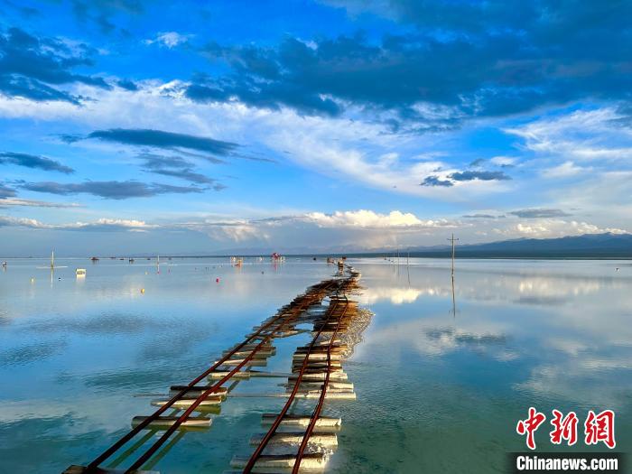 圖為茶卡鹽湖景區(qū)風(fēng)光?！⒀?攝