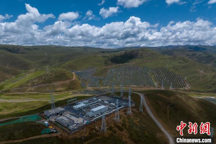 航拍建成投運(yùn)的柯拉一期光伏電站升壓站?！⒅铱?攝