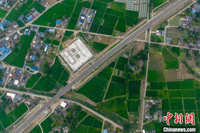 空中俯瞰綿竹牽引變電所和川青鐵路成黃段鐵路線?！⒅铱?攝