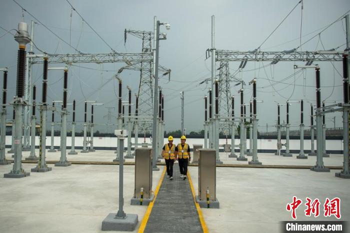 工作人員正在綿竹牽引變電所內(nèi)巡查設(shè)備受電運(yùn)行情況?！⒅铱?攝