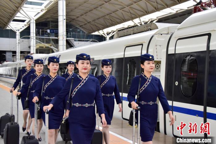 圖為青藏鐵路西格段“復(fù)興號(hào)”動(dòng)車組乘務(wù)員新制服亮相?！|科力加 攝