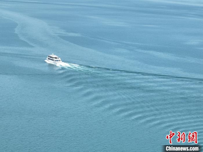 圖為航拍仲夏時節(jié)，青海湖湖水碧波蕩漾?！∑钤鲚?攝