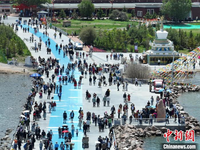 圖為航拍青海湖二郎劍景區(qū)游客眾多?！∑钤鲚?攝