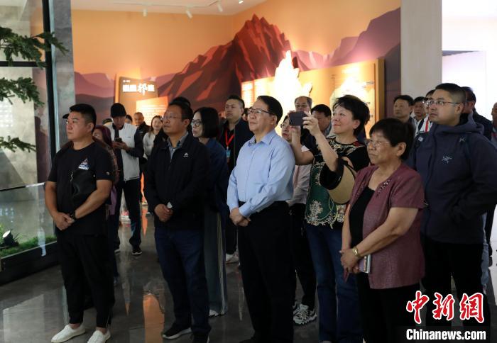 圖為臺商參訪祁連山國家公園生態(tài)科普館?！⊙Φ?攝