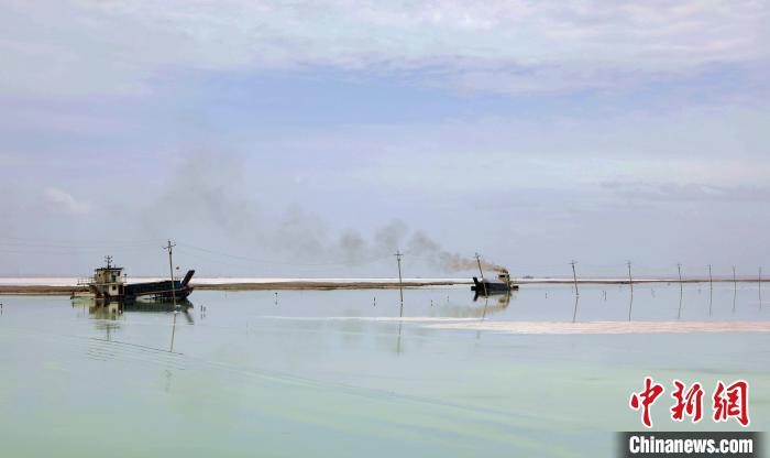 “天空之鏡”青海茶卡鹽湖：迎黃金旅游季，獨(dú)特景色引客來(lái)
