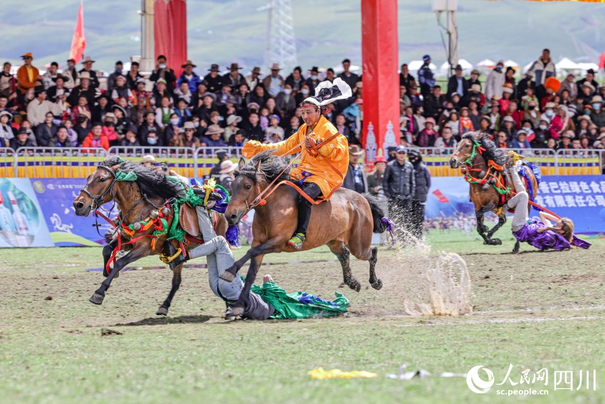 馬術(shù)表演現(xiàn)場(chǎng)。洛絨尼瑪攝