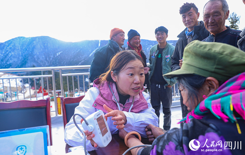 幫扶醫(yī)療小分隊(duì)成員為村民義診。劉學(xué)懿攝