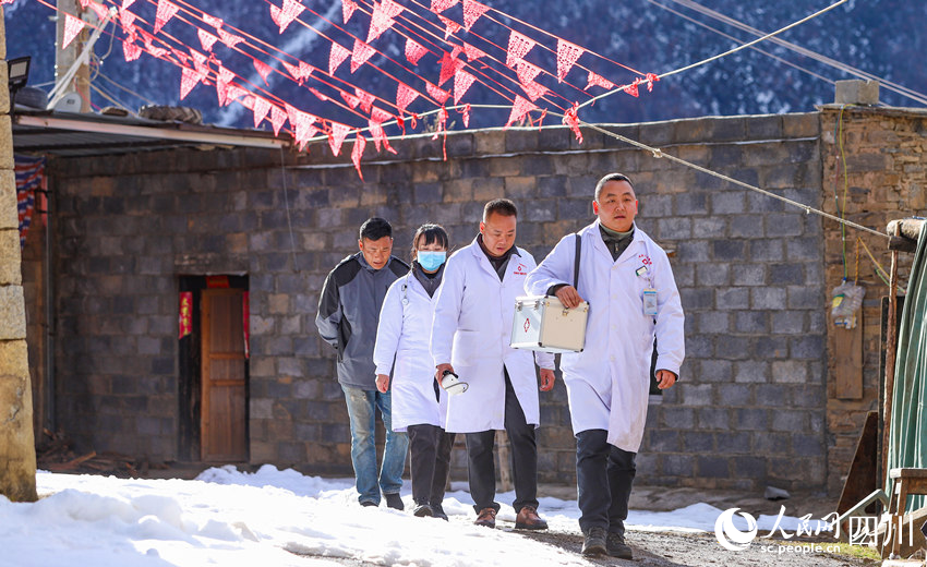 對(duì)口幫扶醫(yī)療小分隊(duì)行走在雪地里。劉學(xué)懿攝
