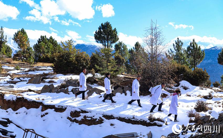 對(duì)口幫扶醫(yī)療小分隊(duì)行走在雪地里。劉學(xué)懿攝