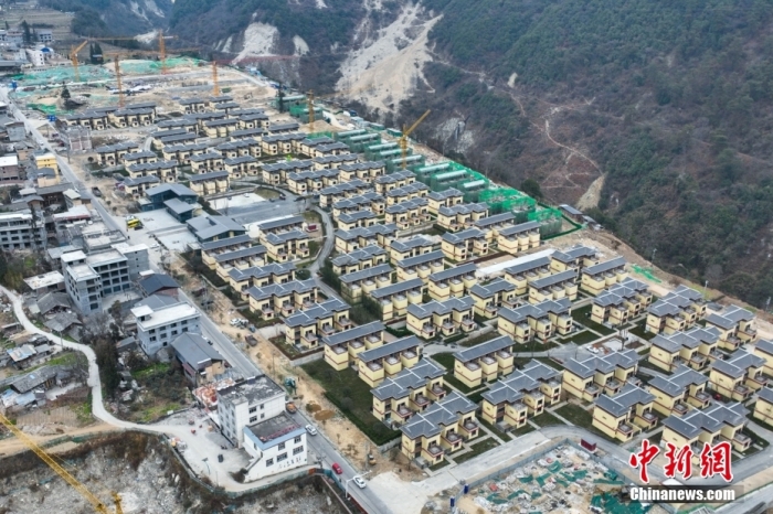 圖為2月1日，瀘定磨西鎮(zhèn)震后重建的安置小區(qū)。(無人機照片)<a target='_blank' href='/'><p  align=
