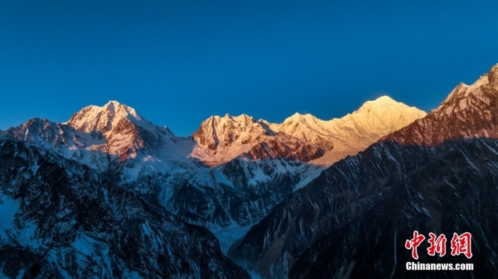 圖為2月1日，清晨陽光照在貢嘎雪山上，出現(xiàn)“日照金山”景觀。(無人機照片)<a target='_blank' href='/'><p  align=