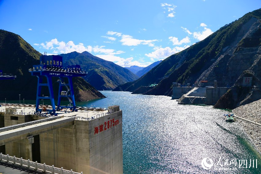 位于甘孜州雅江縣兩河口混蓄電站，場(chǎng)址海拔3000米，是我國(guó)海拔最高的大型混合式抽水蓄能項(xiàng)目。人民網(wǎng)記者 朱虹攝
