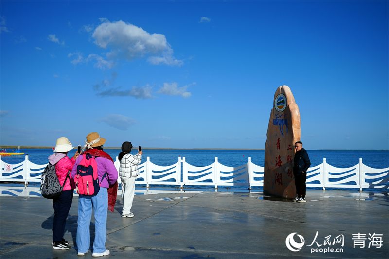 游客在青海湖二郎劍景區(qū)游玩。人民網 況玉攝