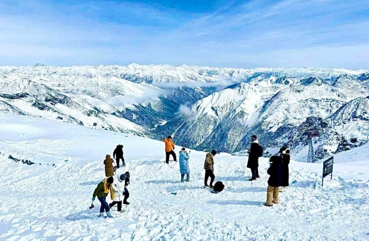游客在達古冰川景區(qū)玩雪。黑水縣融媒體中心供圖