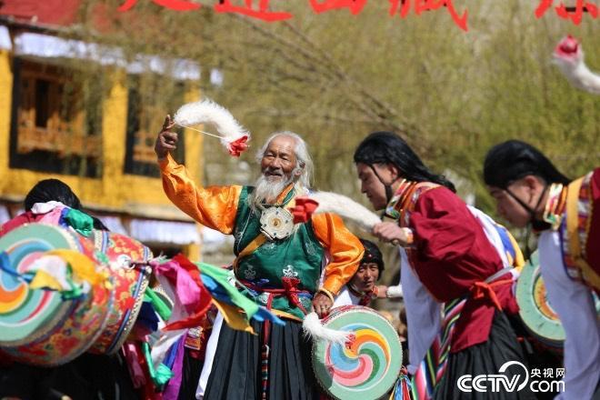 這里的人們，跳著從高原上長(zhǎng)出來(lái)的久河卓舞，舞動(dòng)人生，一代又一代。