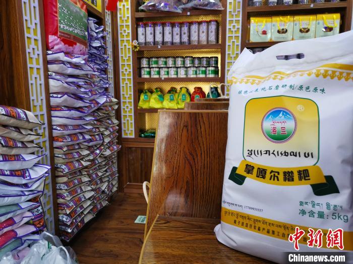 圖為洛桑旦增為自家青稞產(chǎn)品設計的商標與特色包裝?！垈?攝