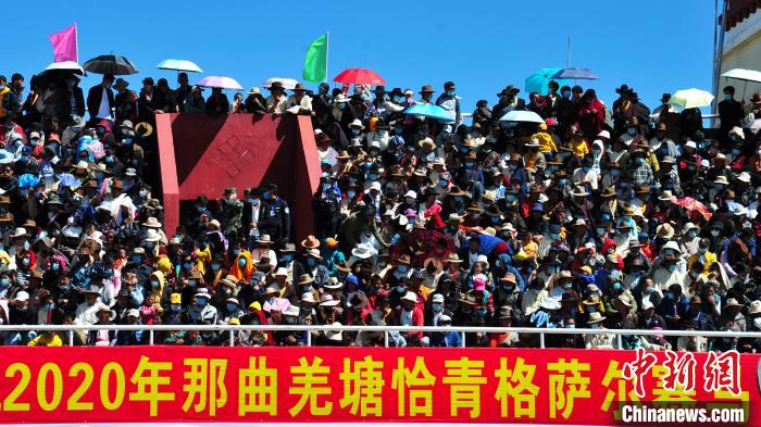 圖為當(dāng)日的比賽吸引了眾多觀眾。　張偉 攝