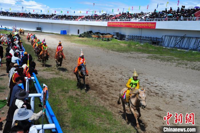 圖為少年騎手騎乘沒有馬鞍的賽馬，靠雙腳夾住馬馳騁在跑道上?！垈?攝