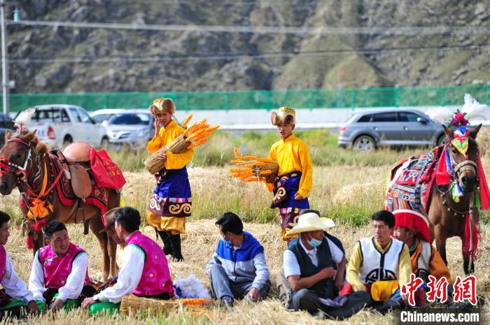 圖為等待登場的農(nóng)牧民演員?！垈?攝