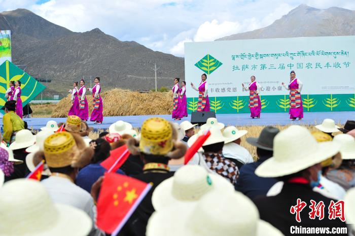 圖為農(nóng)牧民在欣賞文藝表演?！垈?攝